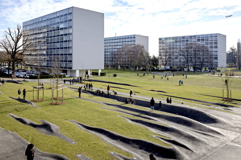 "L'Enfance du Pli", sculpture-paysage de Gilles Brusset à Meyrin, Suisse - Photographie © Pierre-Yves Brunaud / Picturetank