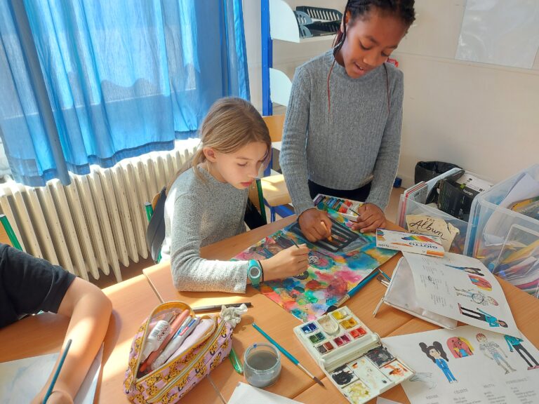 Louise et Kelya dessinant pendant l'atelier Album Illustré, 2022, photo par Louise Damiano