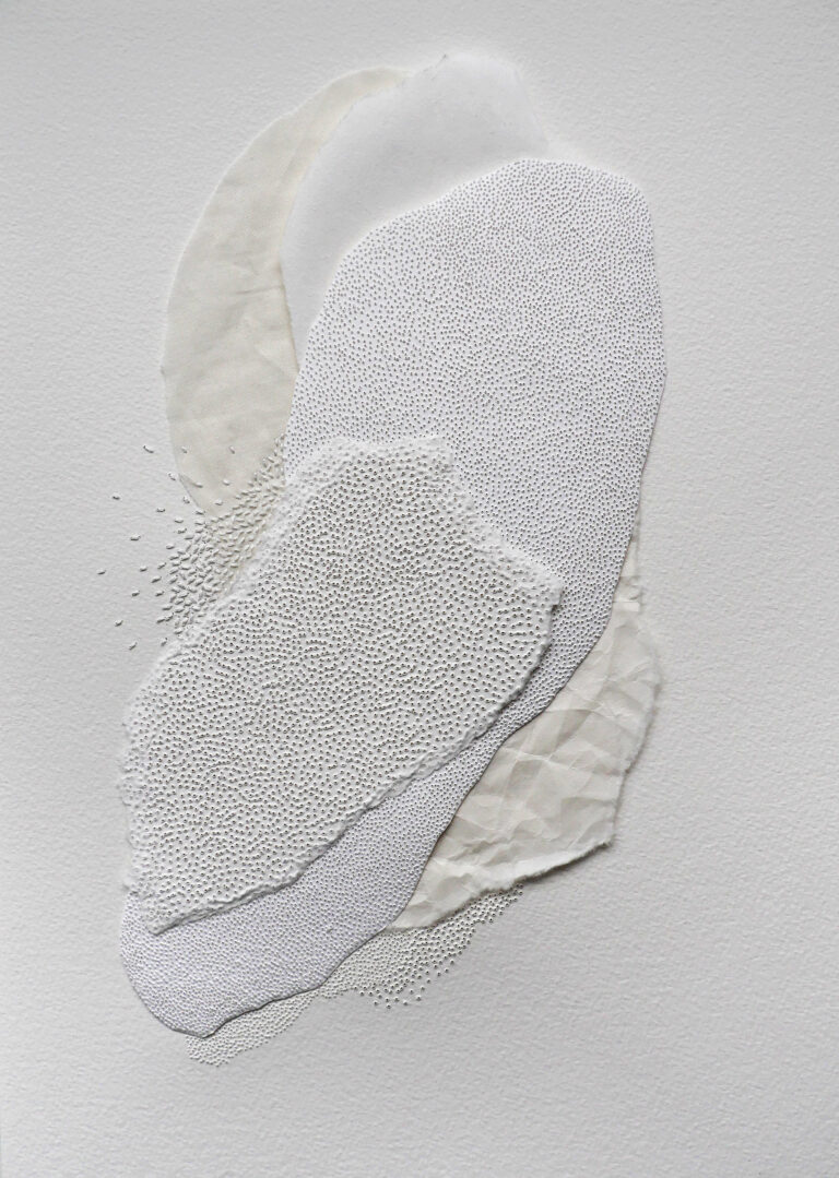 FRAGMENT
I, broderie, papiers percés à l’aiguille, lin et papier de riz sur ARCHES, 30x42 cm, 2022