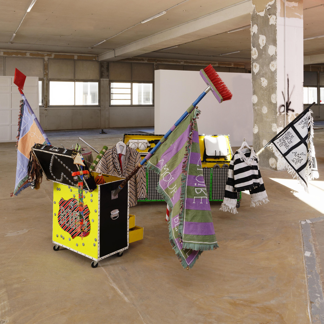 Installation "Malles incomplètes", exposition FELICITA MILIEU DES CHOSES, Poush, Aubervilliers, 2022