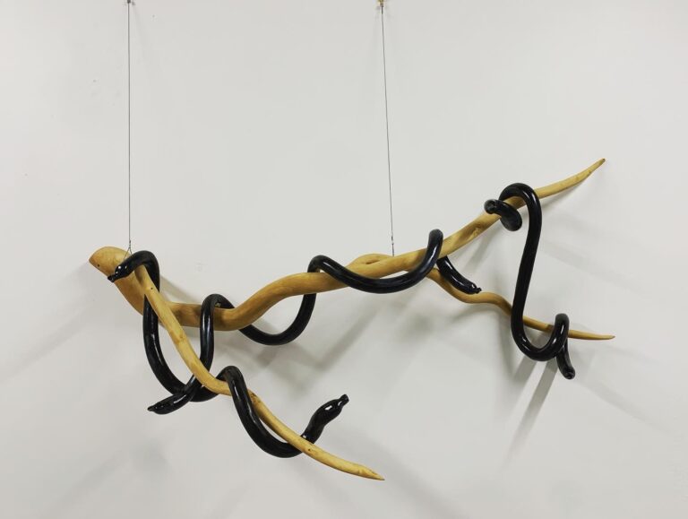 « L’arbre à saucisse », céramique émaillée, buis, câble en acier. 156 x 56 x 35 cm Romainville, 2021