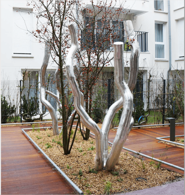 Symbiose, Installation en collaboration avec le cabinet de paysagiste David-Besson Girard, Romainville, 2018, acier inoxydable, amélanchier