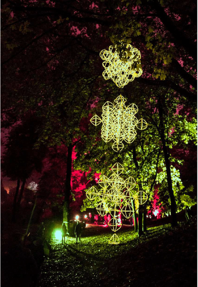 Jardin suspendu,  installation participative 
en collaboration avec Martyna Noreikaite-Jemec, Festival Beepositif, Vilnius Lituanie, 2017, Cire d’abeille, papier calque, leds