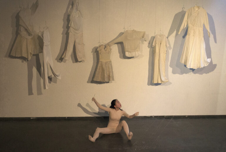 Les marionnettes, performance avec fil transparent, aiguille et vêtements, Les Abattoirs, Toulouse, 2017