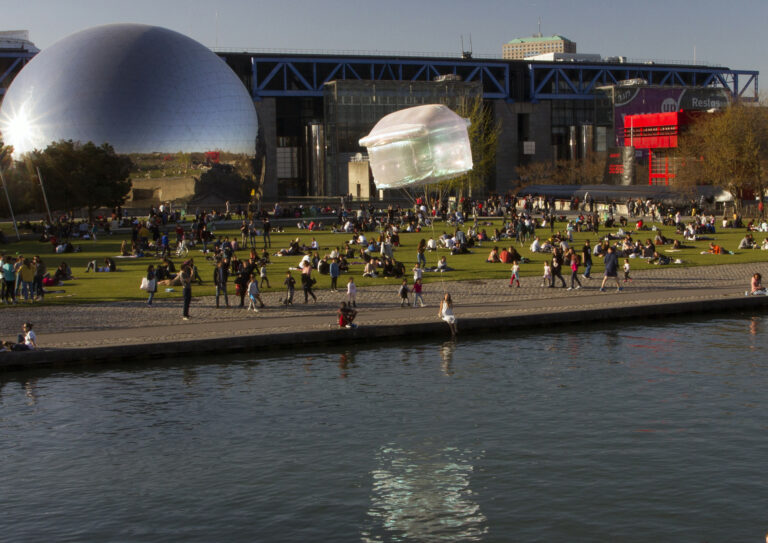 Vue de la performance Ma maison en l'air, La Villette, Paris, dans le cadre du 100% Villette, 2019